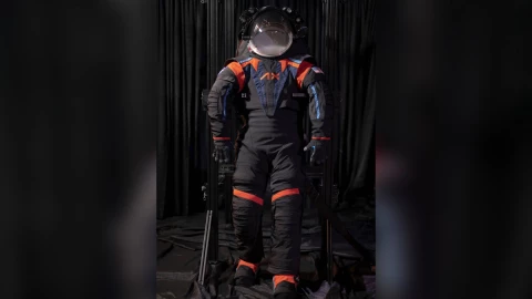 NASA presenta traje con el que viajarán los astronautas a la Luna
