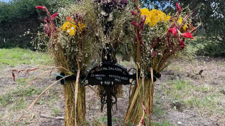 Otra placa sobre la fosa común