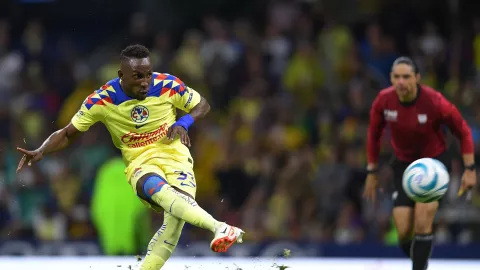 Julián Quiñones cobra penal ante León, Apertura 2023