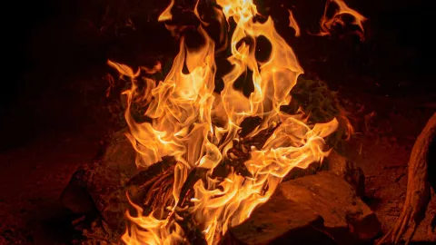 Hombre se desmaya y cae sobre una fogata en Tlaquepaque; sufre graves lesiones