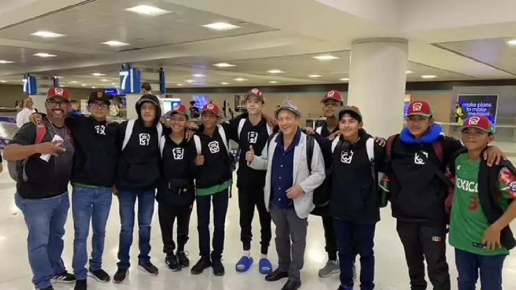 ¡Hermano, ya eres mexicano! Rob Schneider pagó la cena a equipo juvenil de béisbol mexicano.jpg