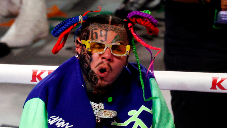 El rapero 6ix9ine se presenta mientras Jake Paul camina hacia el ring antes de su pelea de peso pesado contra Anthony Joshua