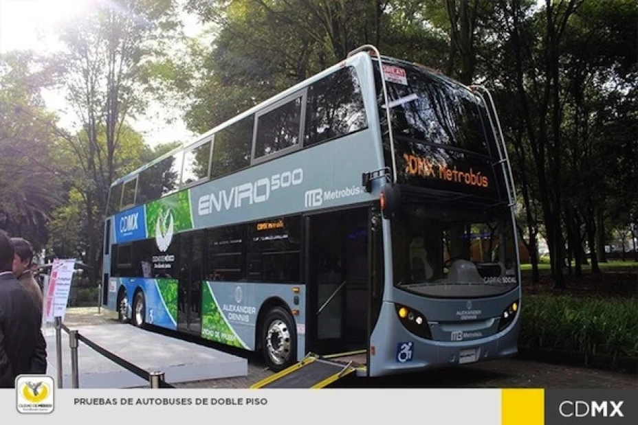 El jefe de Gobierno del Distrito Federal, Miguel Ángel Mancera, abanderó unidad de 2 pisos del Metrobús