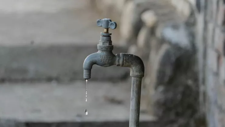 Suspenden suministro de agua en colonia Baja California por reparación de tubería