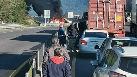 Incendio de Pipa en autopista Perote-Xalapa