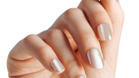 12 diseños de uñas plata que se ven elegantes en cualquier mujer: puedes usarlas para hacer deporte