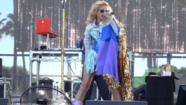 Paulina Rubio se quiebra en el escenario tras la muerte de su mamá.