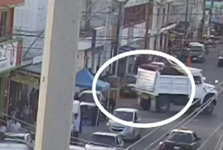 Momento exacto en que camión arrolla y mata a un hombre en la colonia La Playa, Puebla