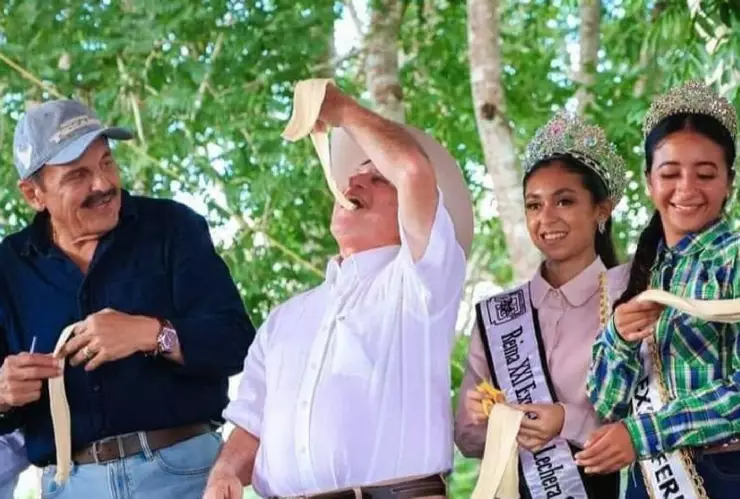 Corte de queso en lugar de corte de listón en Fiera Lechera Anual en Sucilá