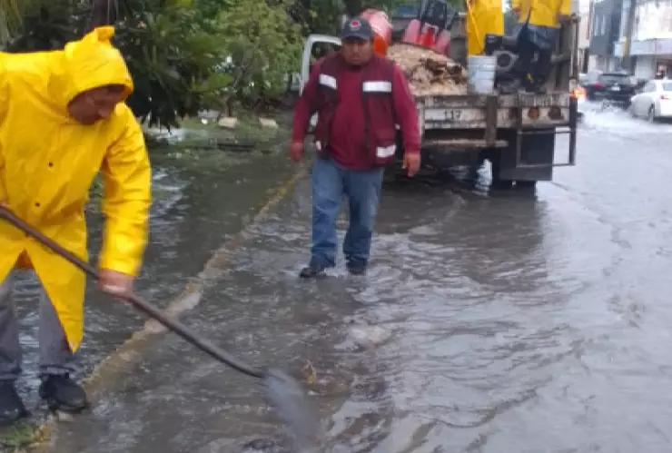 Realizan limpiezas de rejillas en avenidas de Cancún ante lluvias.jpg