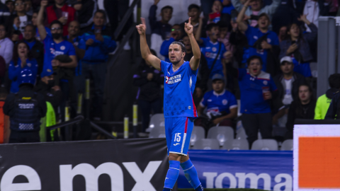 Ignacio Rivero celebra un gol con Cruz Azul