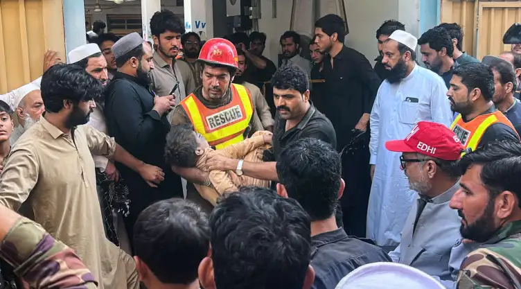 Rescate de un niño herido tras un derrumbe en una escuela de Pakistán.