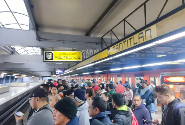 Metro CDMX y Metrobús registra retrasos y aglomeraciones