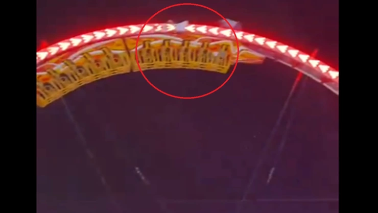 Personas se quedan atrapadas por MEDIA HORA arriba de juego mecánico