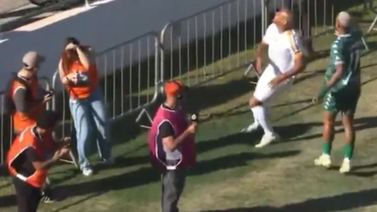 Periodista se desmaya tras recibir balonazo durante partido en Brasil y acusa a futbolista de hacerlo a propósito