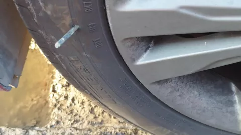 Hombre vandaliza auto de mujer por estacionarse fuera de su casa