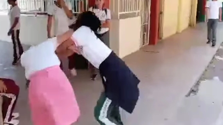 Video-estudiante-golpea-a-su-compañera-quien-tendría-autismo