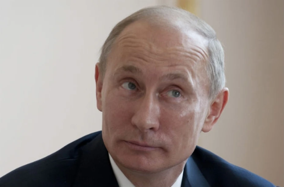 El presidente de Rusia, Vladimir Putin, confirmó hoy que el exagente de la Agencia CIA Edward Snowden, reclamado por la justicia estadounidense, permanece en el aeropuerto internacional de Moscú