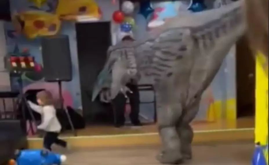 Contratan dinosaurio para fiesta infantil, niños huyen