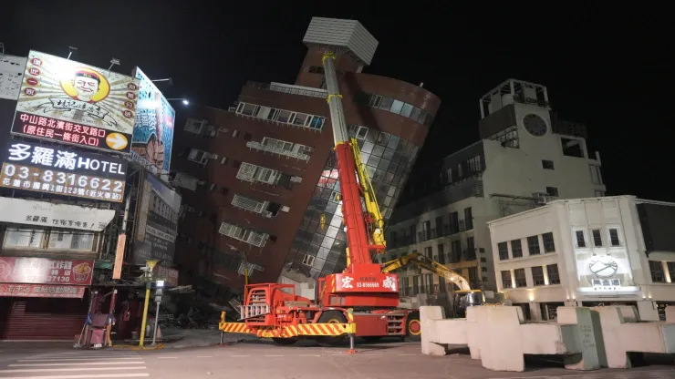 Un edificio que se derrumbó tras el terremoto en Hualien, Taiwán.