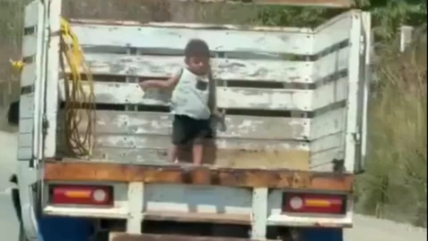nino-3-anos-viaja-en-la-batea-una-camioneta-en-la-carretera-federal-200-en-oaxaca