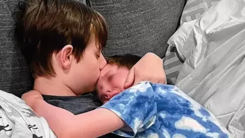 Desgarrador Adolescente con cáncer revela a hermano que morirá.jpg