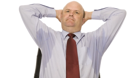 El truco que sí funciona para no sudar de las axilas y manchar la ropa
