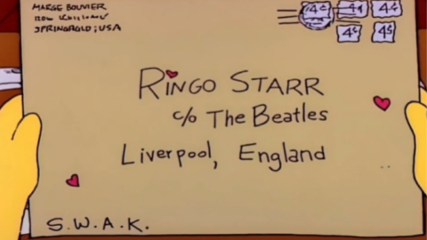 En imagen, Ringo Starr sostiene la carta que Marge Simpson le envió cuando era niña