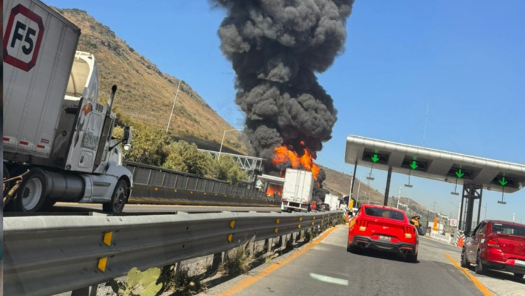 Pipa de gas se incendia en autopista Chamapa-Lechería