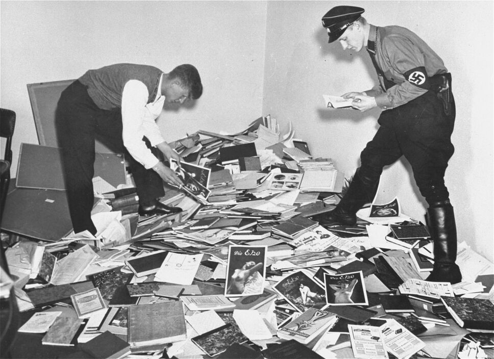 oficiales-ss-antes-de-quemar-libros.jpg