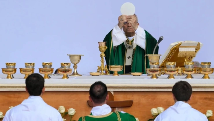 Papa León XIV durante misa muestra la ostia Vaticano.jpg