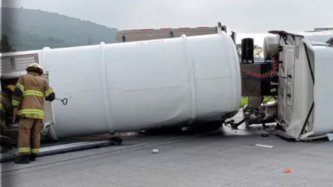 Tráiler con doble remolque y gasolina volcado en el macrolibramiento km 56