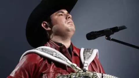 ¿Quién es Alfredo Olivas? Esto sabemos sobre el cantante mexicano