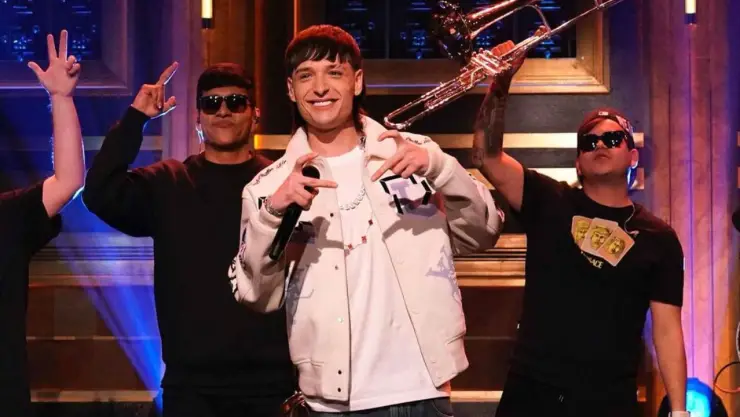 Peso Pluma ha pasado la frontera mexicana al presentarse en el programa nocturno de Jimmy Fallon, en Estados Unidos