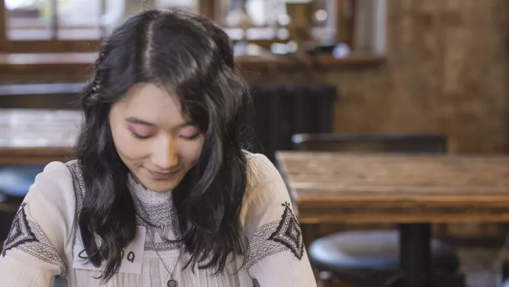 ¿Por qué desviamos la mirada durante una conversación? La psicología responde