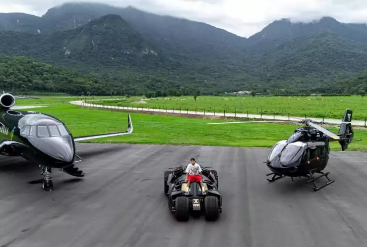 Neymar con su Batimóvil, jet privado y helicóptero