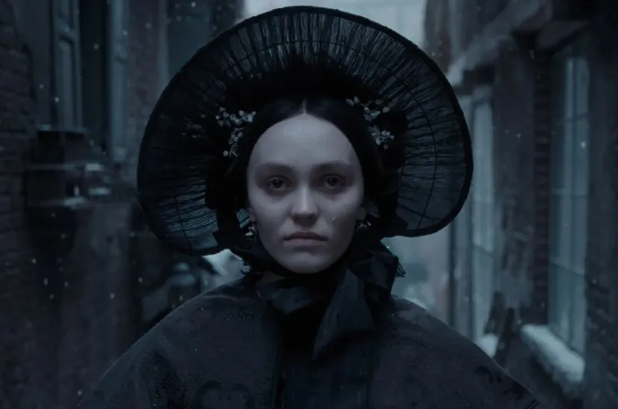 Los trajes y ropas de los personajes se utilizan para acentuar la sensación de opresión y el mal inherente en la historia. A través de las telas oscuras, los cortes dramáticos y los detalles góticos, el vestuario de la película no solo establece la época, sino que también realza la tensión y el horror de la trama.
Crédito: Universal Pictures