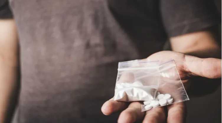 Un hombre trafica cocaína y pastillas blancas ISD.