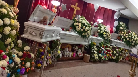 Los niños fueron sepultados esta tarde.