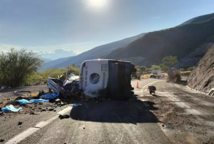 Volcadura de autbús en la autopista Oaxaca-Cuacnopalan