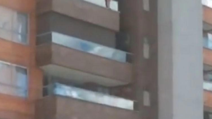Mujer aterroriza a sus vecinos tras lanzarse desde el sexto piso 