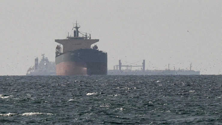 Barcos atravesando el estrecho de Ormuz durante el bloqueo