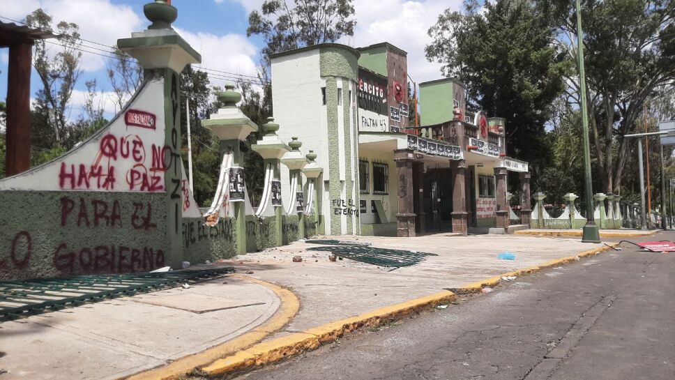 actos vandálicos en la puerta 1 del Campo Militar 1-A