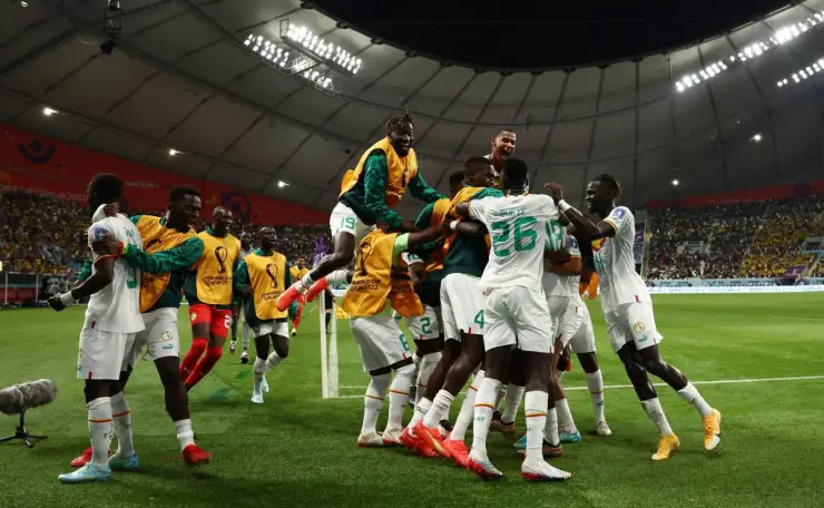 Jugadores de Senegal festejan el gol