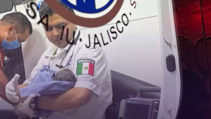 Mujer en situación de calle da a luz a una bebé en plena banqueta