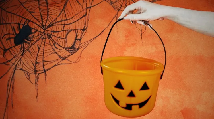 Ideas DIY 3 proyectos creativos para armar bolsas de truco o trato con caras de monstruo.jpg