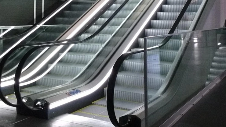 pierde dedo del pie al quedar atrapado en escalera eléctrica