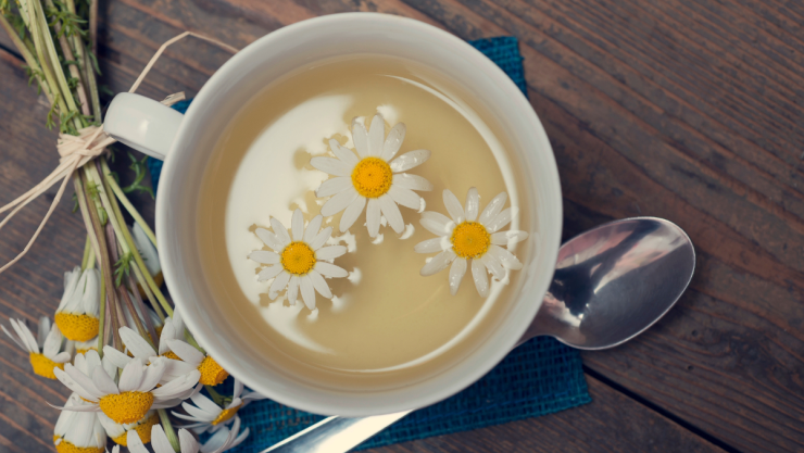 El té de manzanilla sus beneficios si se toma en la noche