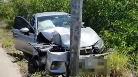 Estrella su auto contra poste en la Mérida-Progreso