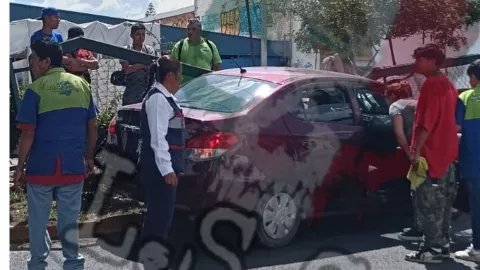 Auto en ciclovía Torres Landa